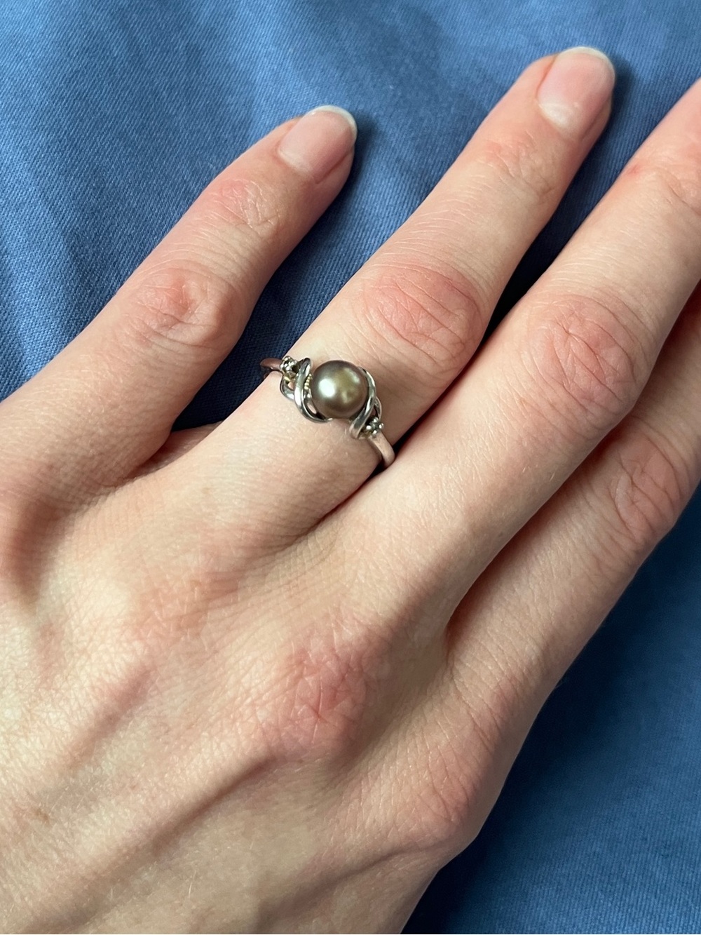 10k White Gold Ring set with a Grey Pearl & two little diamonds